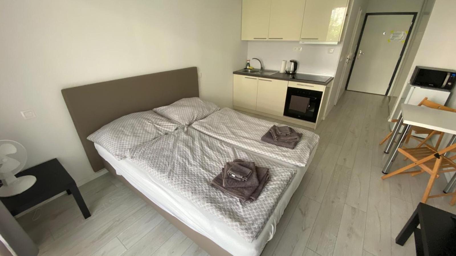 1 Room Apartment With Terrace, Slnecnice บราติสลาวา ภายนอก รูปภาพ